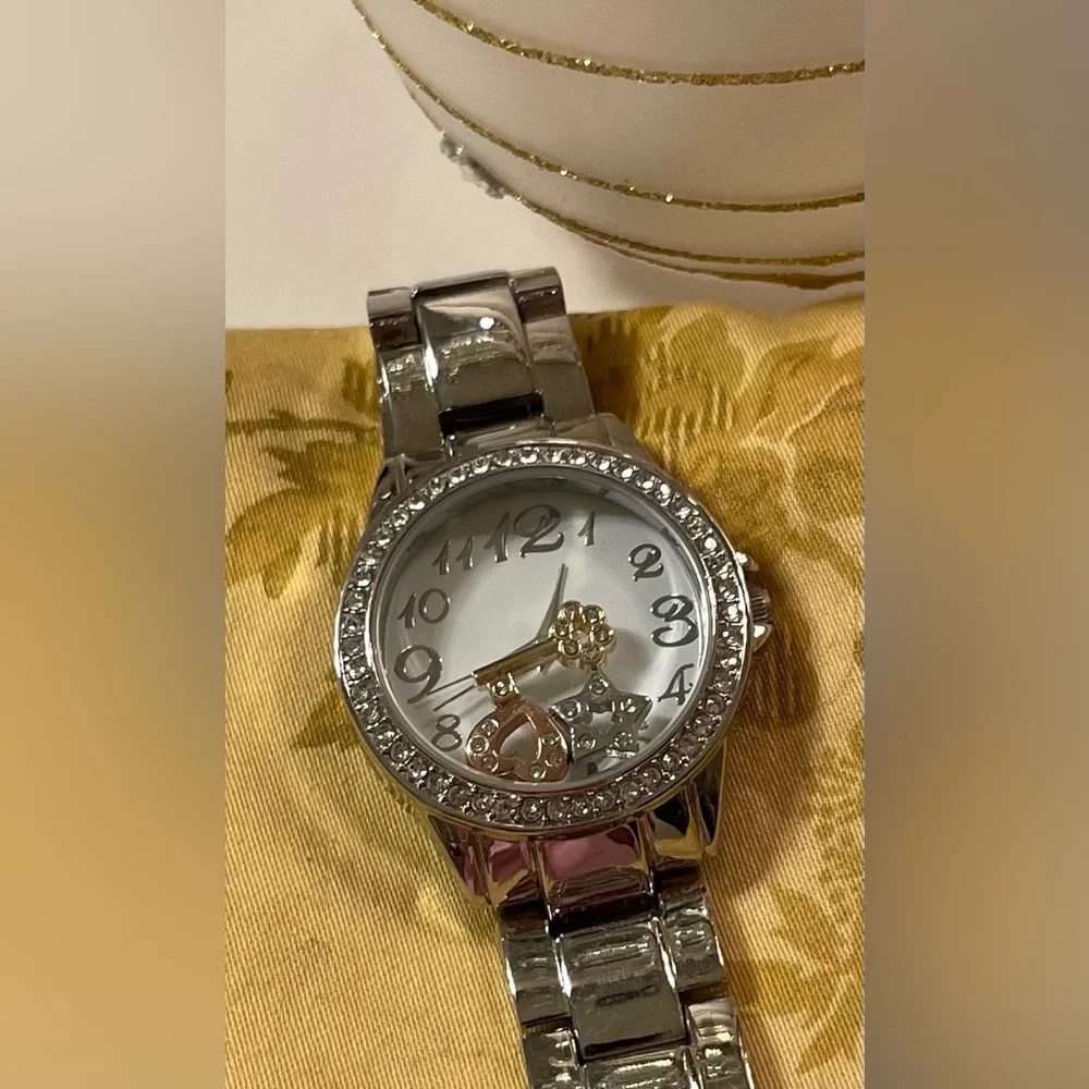 VGC Vintage AVON Floating Charms Silver tone Wristwatch. - Picture 8 of 16